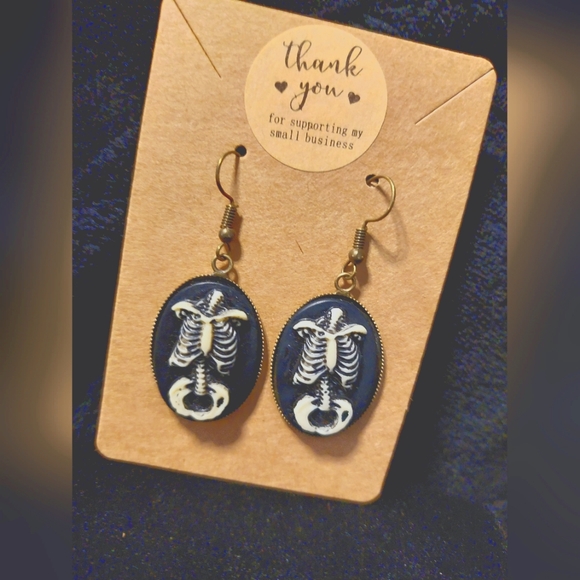 Handcrafted midsection bone earrings - Picture 2 of 4